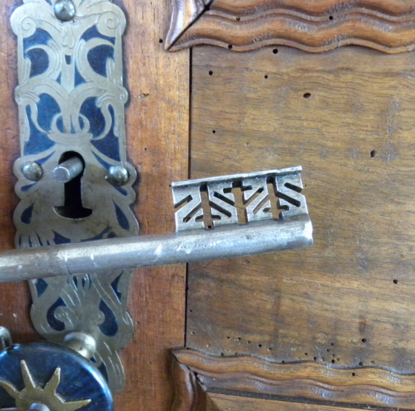 Schrank antik, Schlüssel vom antikem Renaissance -  Barockschrank, restauriert, Nussbaum um 1690 verkleinern