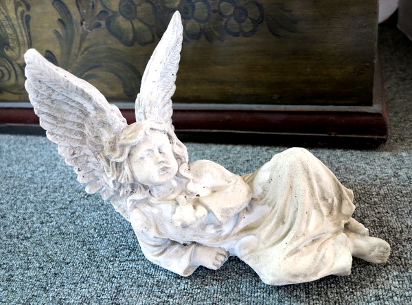 Engel Betonfigur massiv, liegend mit Taube in der Hand verkleinern