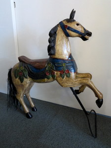 Karusellpferd-Holzpferd antik, restauriert, genaues Alter ist nicht bekannt. vergrössern