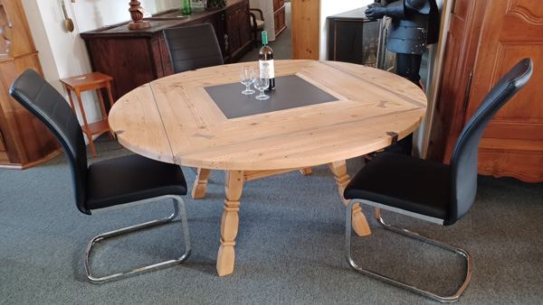 Foto: 1  Schifertisch rund vergrssert, = Durchmesser 157 cm verkleinern
