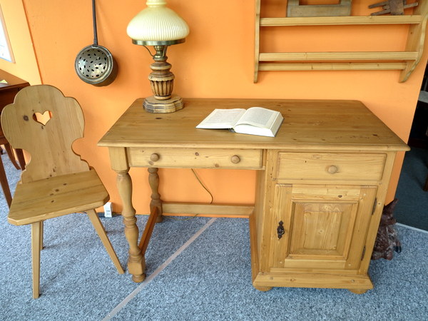 Schreibtisch aus antikem Tannenholz gefertigt, massiv verkleinern