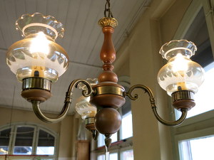 Hngelampe - Leuchter, Holz, Messing und 3 Glasschirme vergrssern