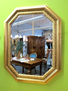 Spiegel 8 - eckig mit Facettenschliff, goldig mit Holzramen vergrössern