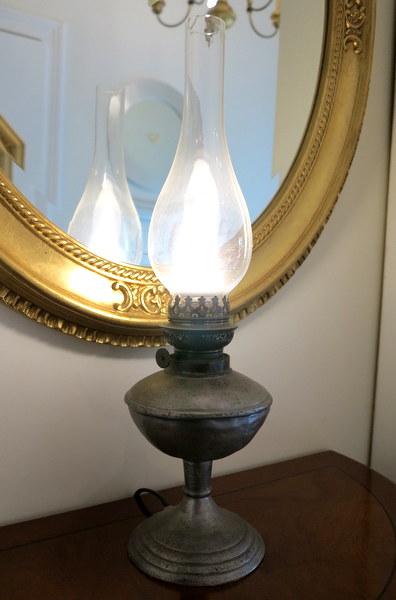 Zinn - Lampe, Tischlampe. Zinn mit Glaszylinder. Durchmesser: 14cm, H. 47cm verkleinern