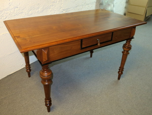 Tisch, Esstisch, original antik um 1880, restauriert, Kirschbaum massiv. verkleinern