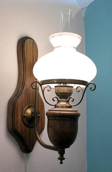 Wandlampe, Holz, Messing und Glasschirm mit Zylinder verkleinern