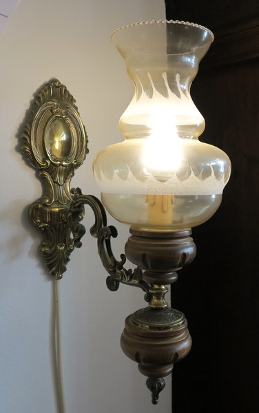 Wandlampe, Holz - Messing mit Glasschirm verkleinern