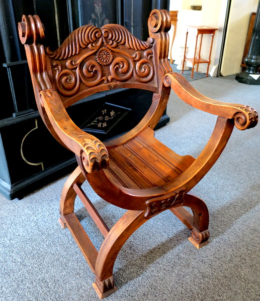 alter Sessel mit Schnitzereien massiv, Alter unbekannt, gebraucht aber in gutem Zustand verkleinern